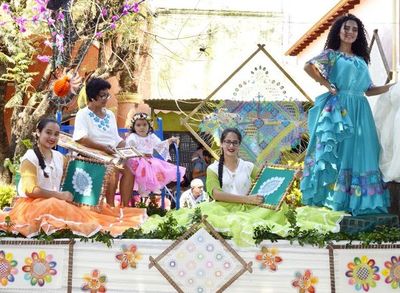 Desfile de carrozas por el Día del Ñandutí