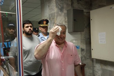 Óscar González Daher y su hijo con permiso para trabajar