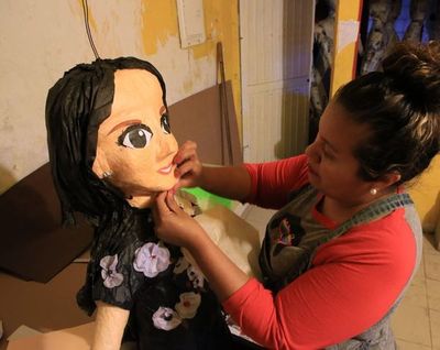La piñata de Sarita, la polémica hija de José José, ya se vende en México