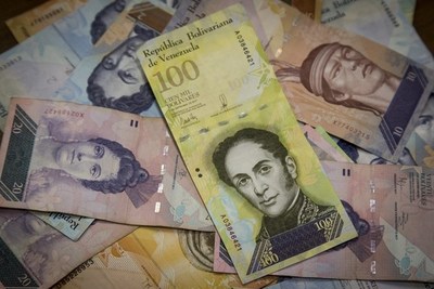 Régimen chavista aumenta salario mínimo a 300.000 bolívares