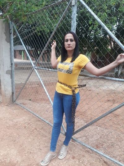 Mujer se encadenó a portón de escuela por falta de docentes