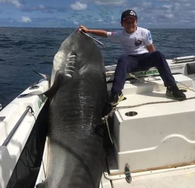 Jayden, el niño de 8 años que capturó a un tiburón de 314 kg