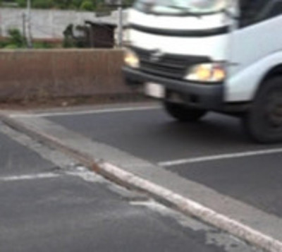 Retiran una trampa que dañó vehículos sobre viaducto