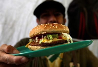 América tira millones de toneladas de alimentos mientras crece el hambre