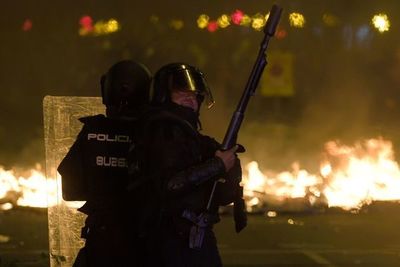 Tercera noche consecutiva de violencia en Cataluña