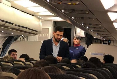 Escrachan a "Joselo" y a los gritos piden que los bajen de un avión