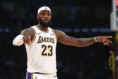 LeBron guió el triunfo de los Lakers