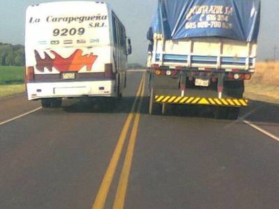Prohibición de adelantamiento en doble línea: Hay excepciones, dicen