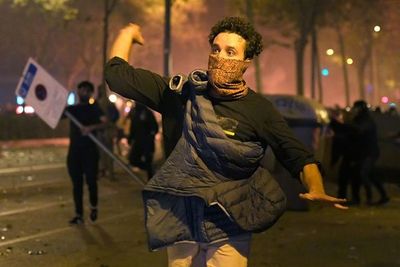 Tras noche de disturbios, los independentistas continúan movilizados en Cataluña