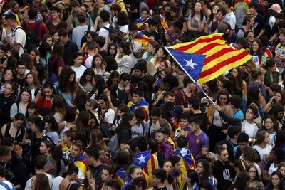 Enorme manifestación en Cataluña contra condena a líderes independentistas