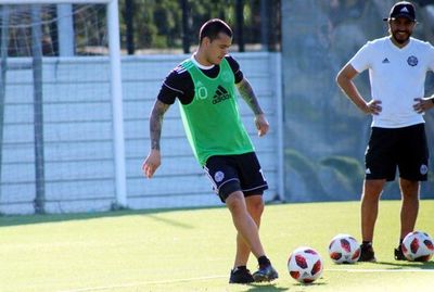 Mendieta, concentrado y al banco