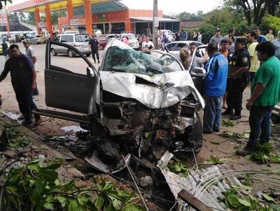 Conductor se desvanece en su volante y produce grave accidente en Laurelty •