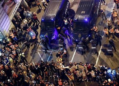 Un cordón humano para rebajar las tensiones en Cataluña