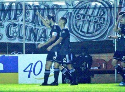 Olimpia gana y mantiene su ventaja en la cima del campeonato