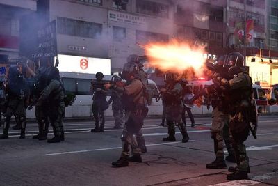 Multitud desafía a la policía en Hong Kong tras agresión de dos manifestantes