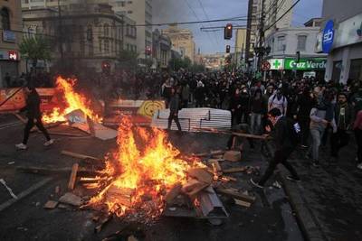 Crisis en Chile va más allá de la lucha de partidos políticos, según periodista