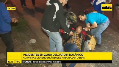 Activistas derriban parte del vallado de obras en Jardín Botánico