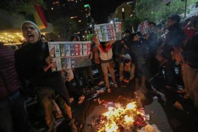 Tensión en Bolivia: manifestantes quemaron oficinas electorales en Sucre y Potosí en medio de gritos de “¡fraude!”