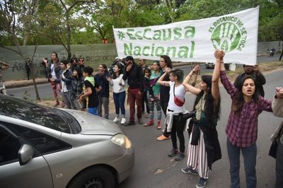 Policías no son “budas con solpán”. Euclides justifica agresión a manifestantes del Botánico