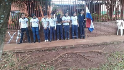 Itapúa: estudiantes del colegio nacional de Mayor Otaño se encadenan frente a la intendencia