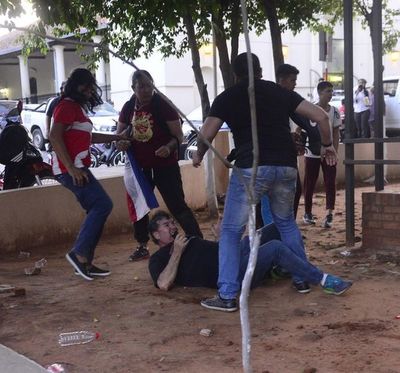 Disturbios y agresiones al término de la sesión de la Junta de Lambaré