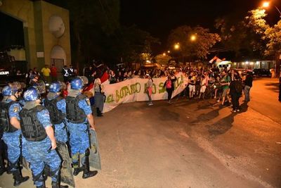 Manifestantes vuelven a cerrar parte de la avenida frente al Botánico