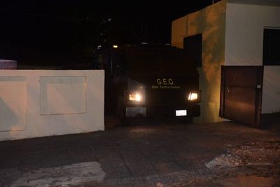 Bajo custodia policial, concejales abandonan sede de sesión