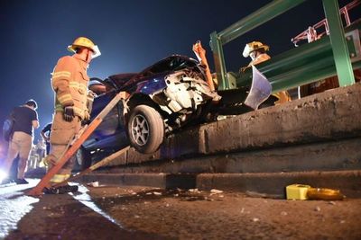 Chocó y quedó incrustado en viaducto de Cuatro Mojones