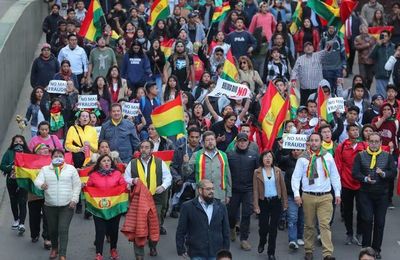 Opositores bolivianos llaman a la movilización pacífica por segunda vuelta