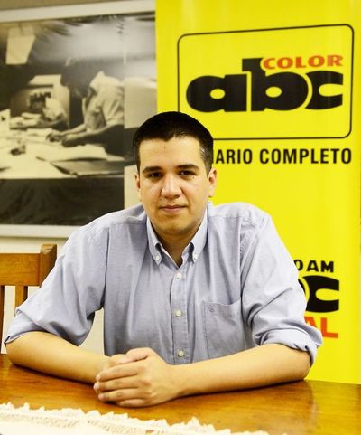 José Cabrera forja su camino entre la pluma y el escenario