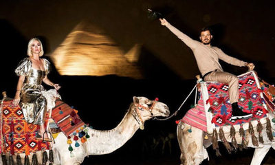 Katy Perry continúa celebrando su cumpleaños en Egipto junto a Orlando Bloom