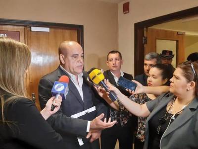 Diputados de HC proyectan ley para que docentes cobren aumento desde enero, y anuncian guerra a licitaciones infladas