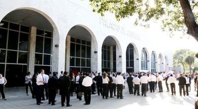 Instan a declarar ilegal la huelga y se proceda a los descuentos