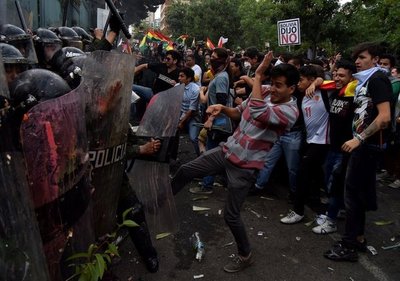 El conflicto boliviano se recrudece. Grupos de manifestantes se enfrentan a diario en las calles