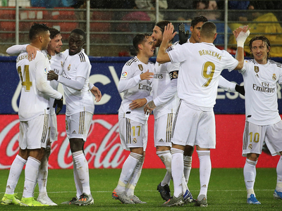 Real Madrid golea y lidera en España