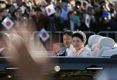 Decenas de miles de japoneses aclaman a su nuevo emperador