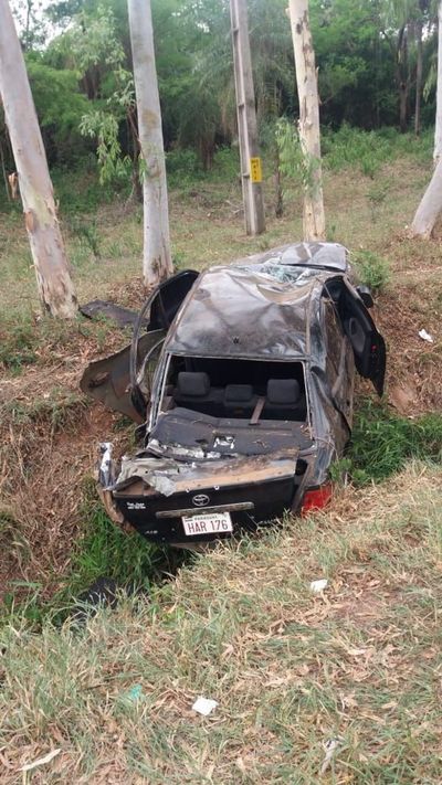 Los atacaron a balazos y terminaron volcándose en la ruta