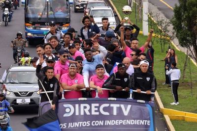 El campeón recorre Quito con la copa