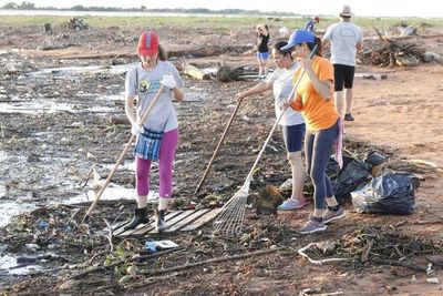 Jóvenes limpiaron hoy ribera del río Paraguay