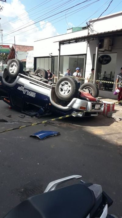 Camioneta vuelca tras ser chocada por bus en San Lorenzo