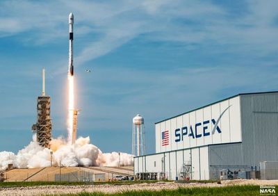 SpaceX lanza otros 60 satélites al espacio para su propia red de internet