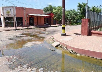 Quejas por aguas servidas en Carapeguá