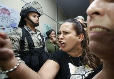Funcionarios en vigilia piden renuncia de intendente de Lambaré