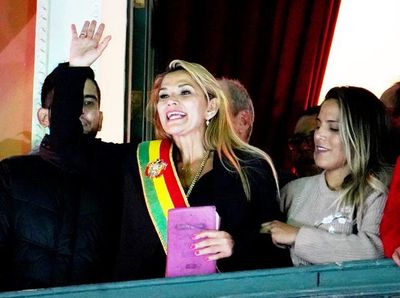 Primera medida: la nueva Presidenta de Bolivia remueve la cúpula militar