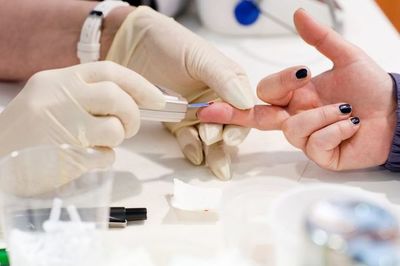 La diabetes se diagnostica más tarde en las mujeres