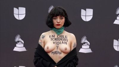 El desnudo de Mon Laferte para una denuncia contundente: "En Chile torturan, violan y matan"