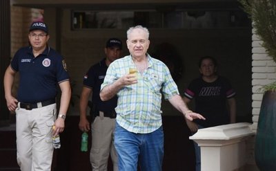 Policías, atentos a llegada de González Daher y su hijo a la Fiscalía, para detenerlos