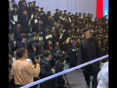 A los 77 años, se graduó primero de abogado y ahora de notario