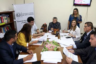 Comisión de Legislación recomienda el rechazo de las modificaciones a la ley Informconf
