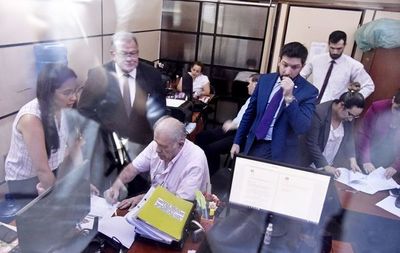 Abogados buscan revertir la prisión de padre e hijo